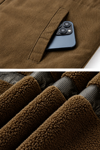 Close-up of brown outerwear fabric with a side pocket holding a blue smartphone, plus two detail panels showing the pocket function and soft fleece lining texture. Chinese text labels the feature details.