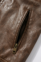 Close-up of a brown faux-leather or leather zippered pocket with a silver zipper pull, shown against a white background with Chinese text at the bottom.
